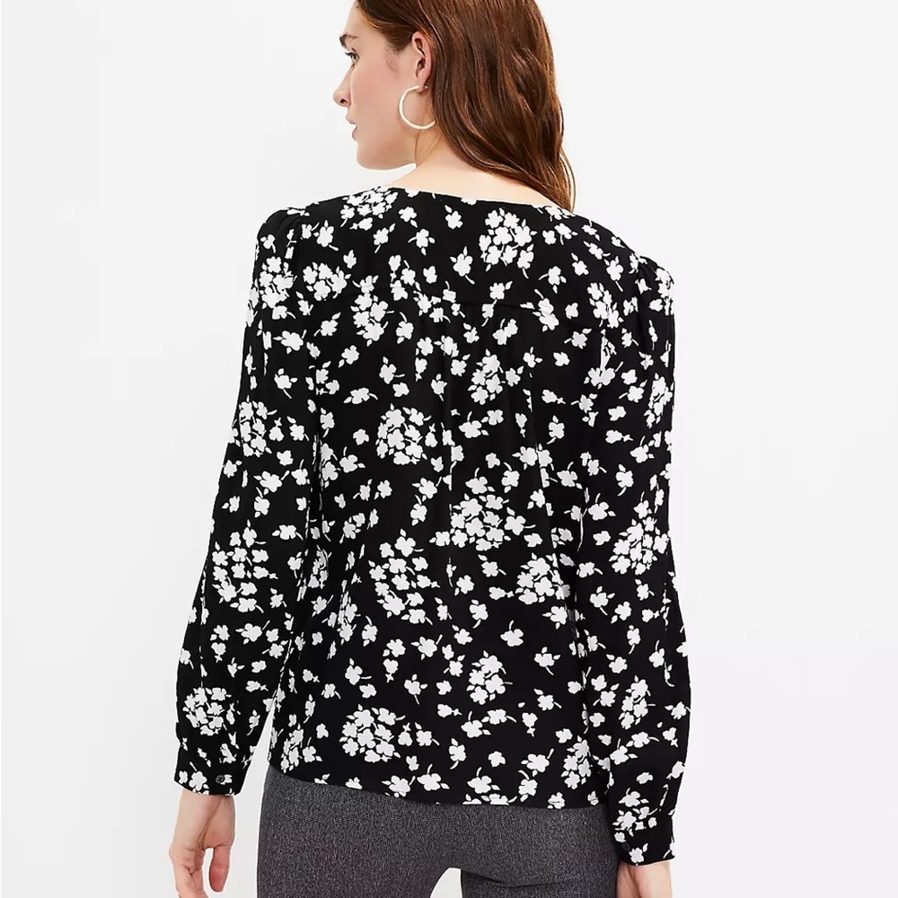 NWOT Loft Floral V-Neck Button Blouse (Lp) - Picture 4 of 12